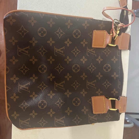 Louis Vuitton Crossbody Bag - Picture 5 of 9